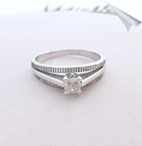 Bague Bague ancienne solitaire or gris, diamant 58 Facettes AA 1547