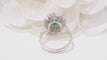 Bague 54.5 Bague double entourage en or blanc, émeraude et diamants 58 Facettes F4950