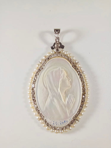 Pendentif Pendentif nacre, diamants, perles 58 Facettes 38