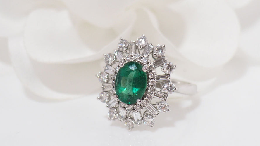 Bague 54 Bague entourage en or blanc, émeraude ovale et diamants 58 Facettes 31617