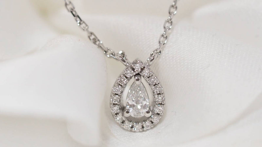 Collier Collier pendentif en or blanc et diamants 58 Facettes 31208