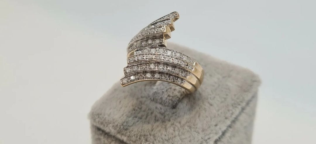 Bague 54 Bague en or jaune, diamants 58 Facettes