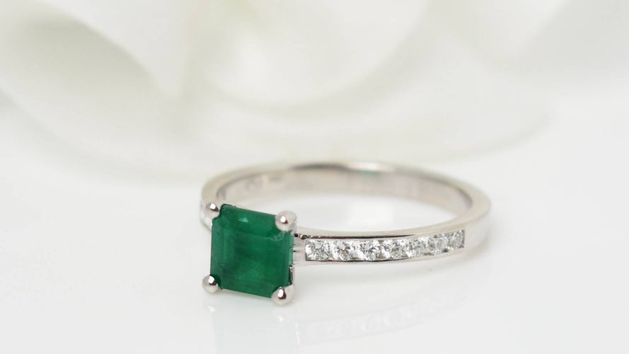 Bague Bague en or blanc, émeraude et diamants 58 Facettes 30944