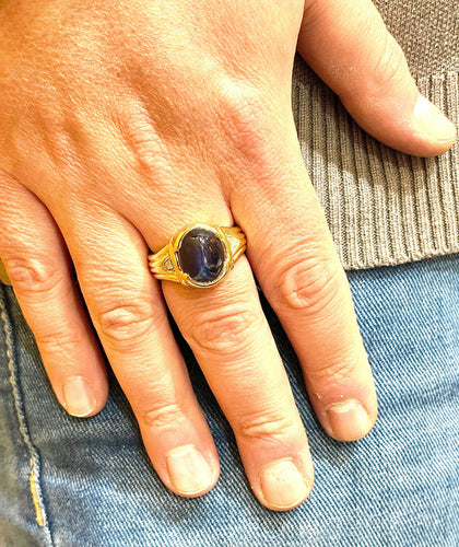 Bague Chevalière homme en or jaune 18 carats saphir et diamants 58 Facettes