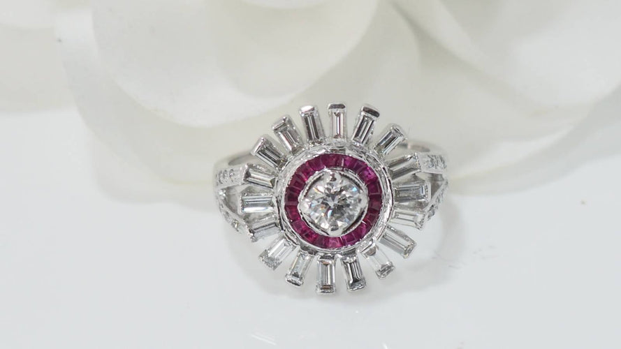 Bague 53.5 Bague ancienne en or blanc, rubis et diamants 58 Facettes 32001