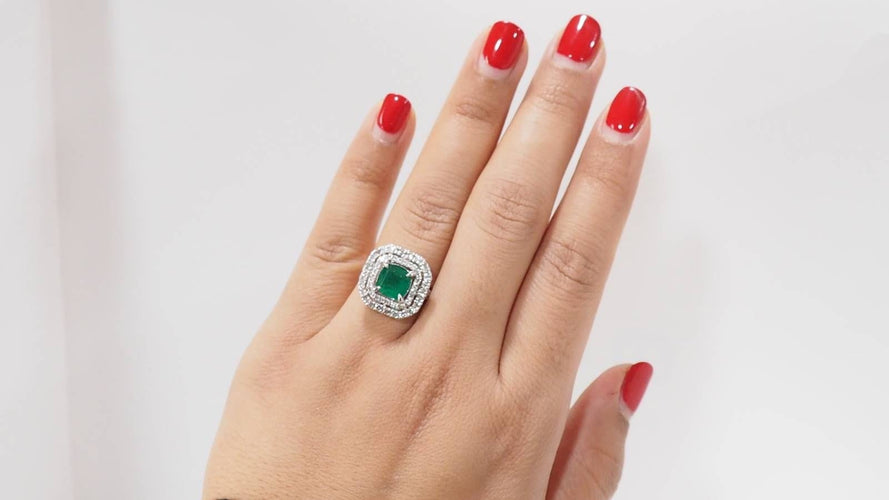 Bague 54.5 Bague en or blanc sertie d'une émeraude et diamants 58 Facettes F4947