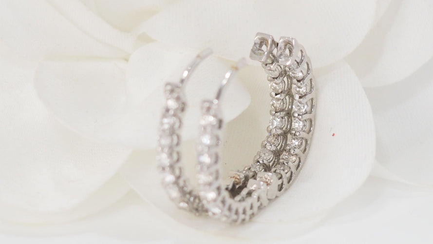 Boucles d'oreilles Créoles en Or blanc et Diamants 58 Facettes F4883