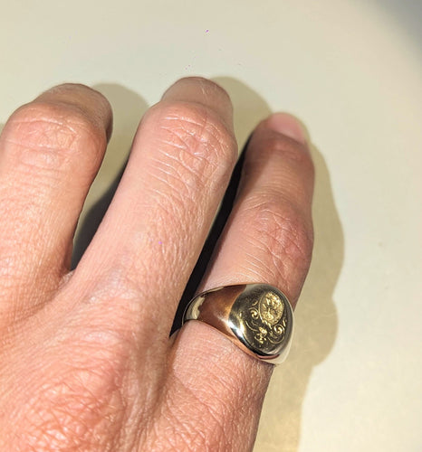 Bague 57 Chevalière en or avec armoiries 58 Facettes