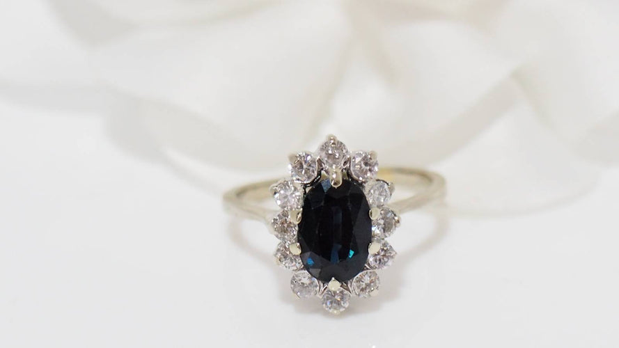 Bague 54 Bague marguerite en or blanc, saphir ovale et diamants 58 Facettes 31322