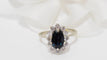 Bague 54 Bague marguerite en or blanc, saphir ovale et diamants 58 Facettes 31322