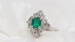 Bague Bague losangique en or gris, émeraude rectangle et diamants 58 Facettes 30220