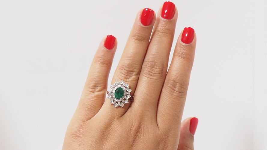 Bague 54 Bague entourage en or blanc, émeraude ovale et diamants 58 Facettes 31617