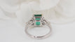Bague 53.5 Bague émeraude de Colombie, or blanc et diamants triangle 58 Facettes F 4926