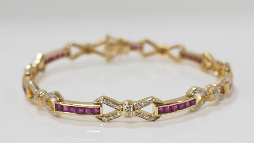 Bracelet Bracelet vintage en or jaune, rubis calibrés et diamants 58 Facettes 31672
