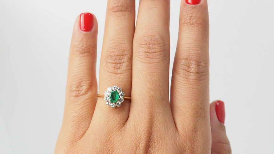 Bague 56 Bague marguerite en or jaune, émeraude et diamants 58 Facettes 32535