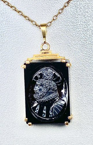 Pendentif Pendentif Or jaune Sardoine sculptée 58 Facettes AB284