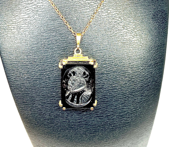 Pendentif Pendentif Or jaune Sardoine sculptée 58 Facettes AB284