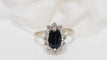 Bague 54 Bague marguerite en or blanc, saphir ovale et diamants 58 Facettes 31322