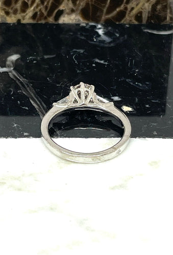 Bague Solitaire en or blanc diamant centre 0,60 ct 58 Facettes