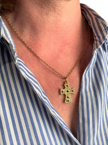 Pendentif CROIX MODERNE RUBIS SAPHIR ET ÉMERAUDE 58 Facettes 051151