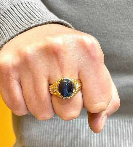 Bague Chevalière homme en or jaune 18 carats saphir et diamants 58 Facettes