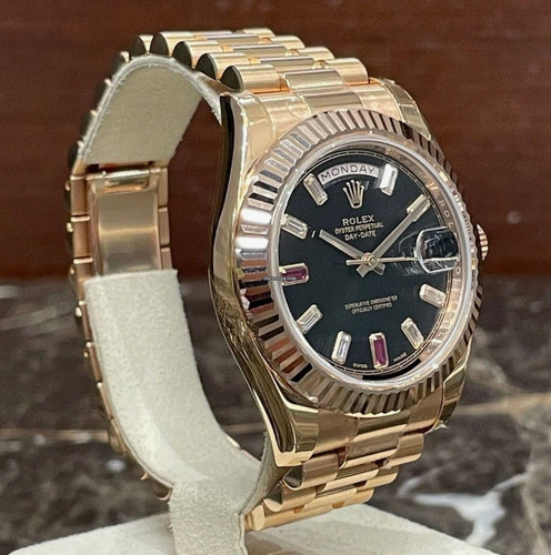 Montre ROLEX - MONTRE DAY DATE II OR ROSE 41 mm RUBIS ET DIAMANTS 58 Facettes RÉF 10008/23