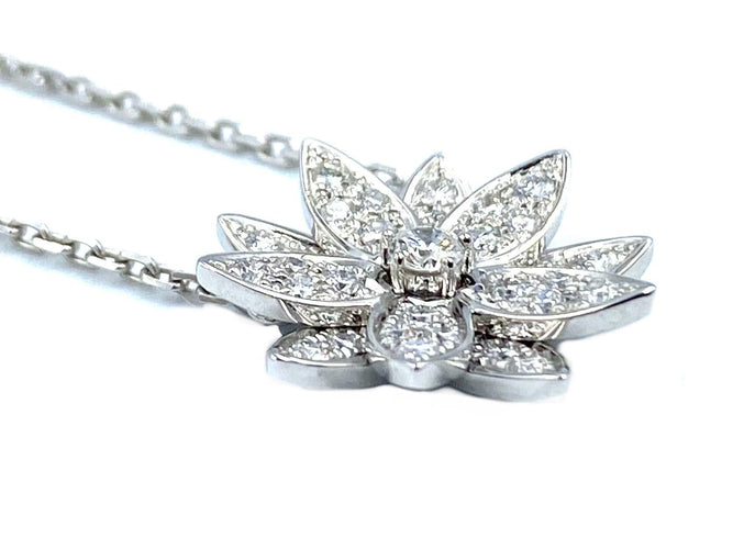 Collier VAN CLEEF & ARPELS. Collier Pendentif Lotus or blanc et diamants 58 Facettes