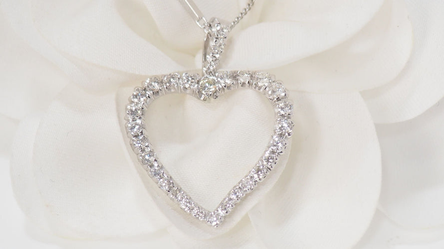 Pendentif Collier cœur en or blanc et diamants 58 Facettes 31990
