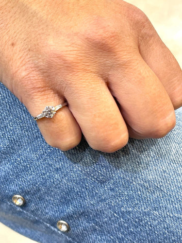 Bague Solitaire en or blanc diamant centre 0,60 ct 58 Facettes