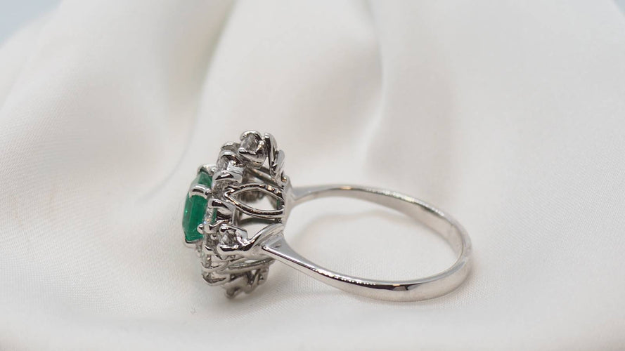 Bague Bague losangique en or gris, émeraude rectangle et diamants 58 Facettes 30220