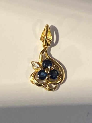 Pendentif Pendentif en or, saphirs, diamants 58 Facettes