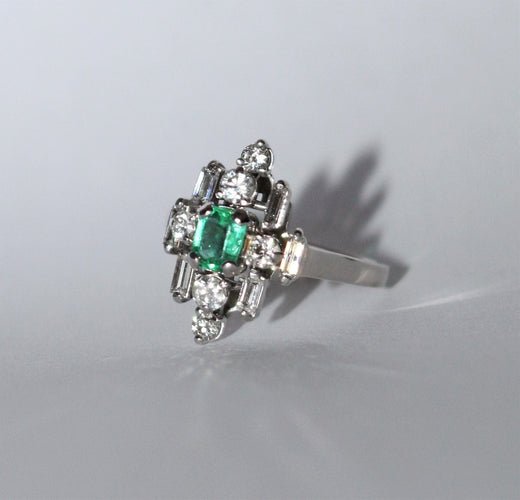 Bague Bague Fleur Moderniste émeraude 58 Facettes 509
