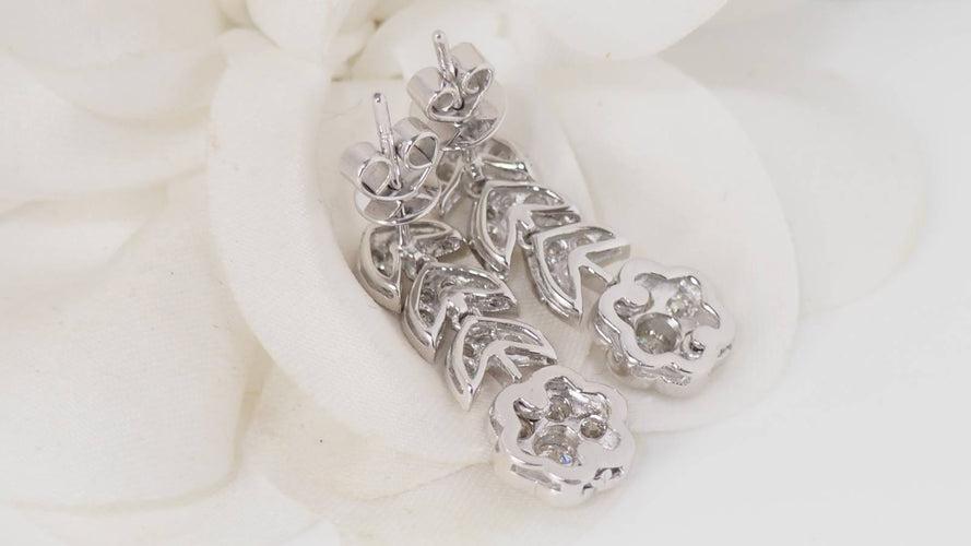 Boucles d'oreilles Pendantes en or blanc, diamants 58 Facettes 32070