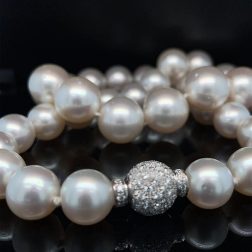 Collier Collier de diamants et perles blanches d'Australie 58 Facettes