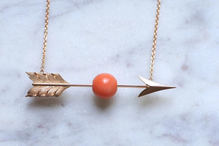 Collier Collier flèche ancien or et corail 58 Facettes