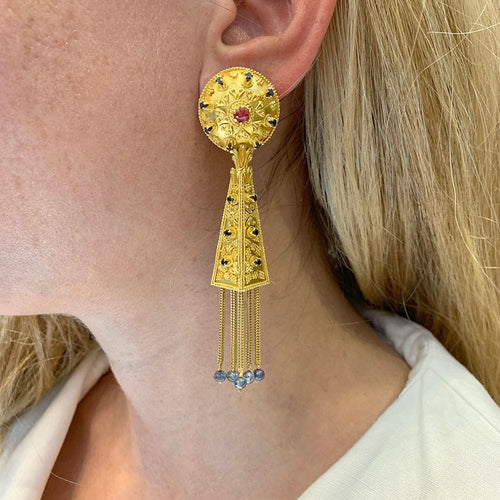 Boucles d'oreilles Boucles d'oreilles pendantes en or jaune, rubis et saphirs. 58 Facettes 31138