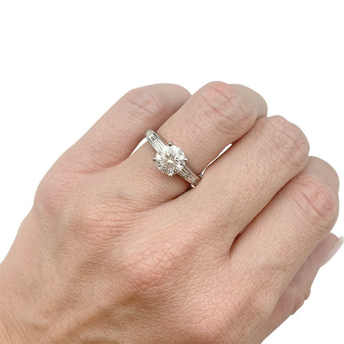 Bague 51 Bague solitaire accompagné diamants baguette. 58 Facettes 31937