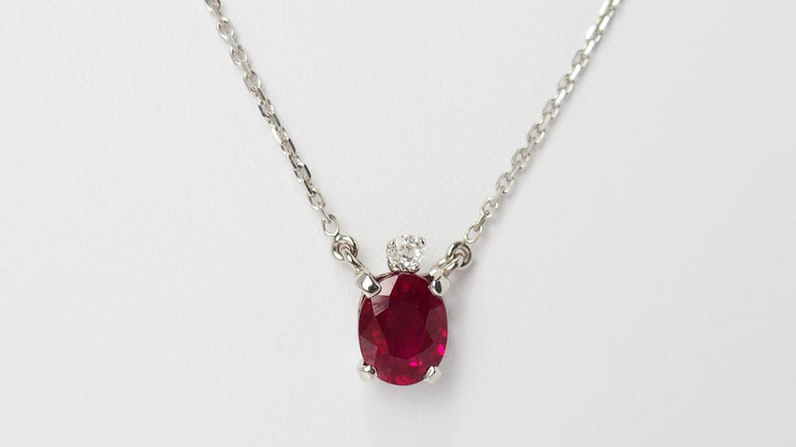 Collier Collier Pendentif or blanc, Rubis ovale et diamant 58 Facettes F4915