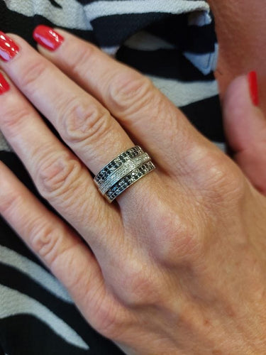 Bague 60 BAGUE MODERNE DIAMANTS NOIRS ET BLANCS 58 Facettes 071301