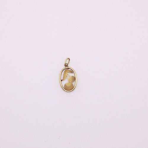 Pendentif Pendentif or jaune motif ovale avec une cerise en émail 58 Facettes