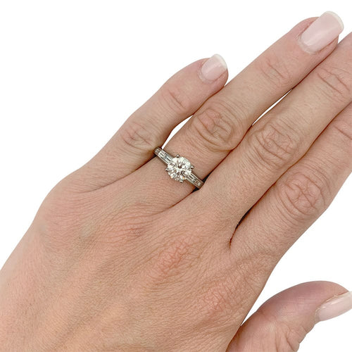Bague 51 Bague solitaire accompagné diamants baguette. 58 Facettes 31937