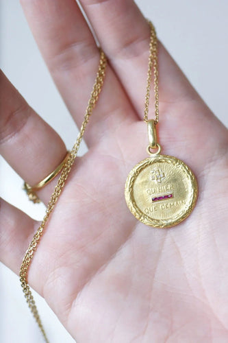 Pendentif Médaille Augis diamants 58 Facettes