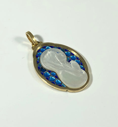 Pendentif Médaille en or, nacre et émail 58 Facettes 31