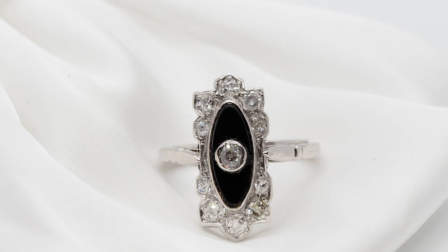 Bague Bague Art Déco en platine, onyx et diamants 58 Facettes 30395