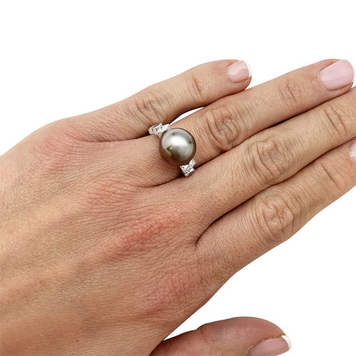 Bague 48 Bague Chaumet, "Clarisse", or blanc, perle de Tahiti. 58 Facettes 30824