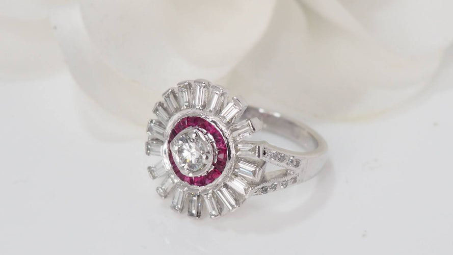 Bague 53.5 Bague ancienne en or blanc, rubis et diamants 58 Facettes 32001