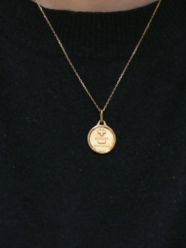Pendentif AUGIS - Médaille L'originale en or Plus qu'hier, moins que demain 58 Facettes J234