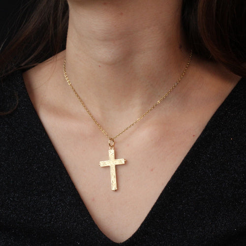 Pendentif Croix ancienne en or jaune ciselée 58 Facettes 21-689A