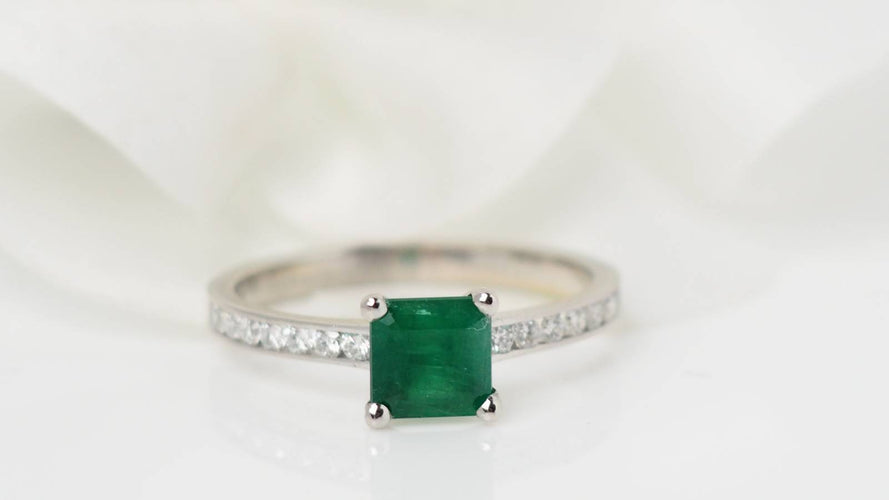 Bague Bague en or blanc, émeraude et diamants 58 Facettes 30944
