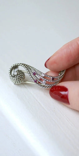 Broche Broche volute Or blanc Diamants Rubis 58 Facettes